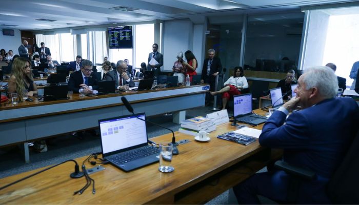 Senadores discutem ritmo de tramitação da PEC do fim da escala 6x1